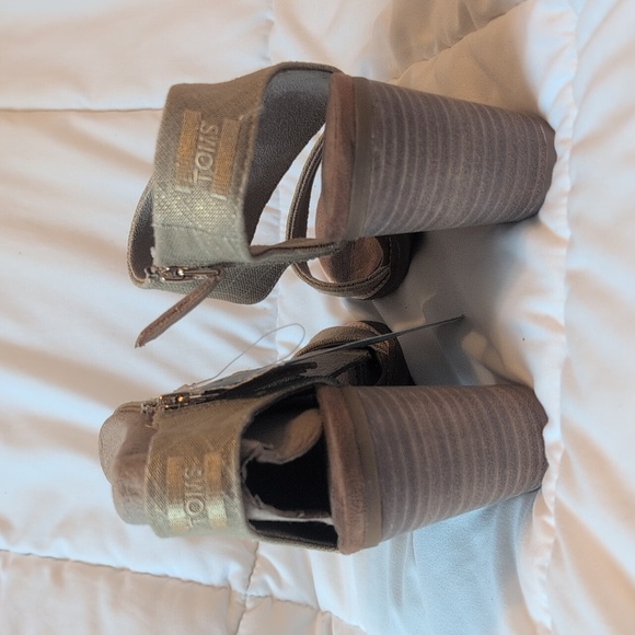 Tom's Size 7 Metallic Foil Champagne Majorca Cut Out Heels, NEW - Picture 3 of 11